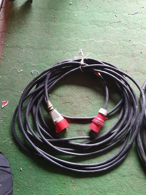 Przewody po 100 złotych