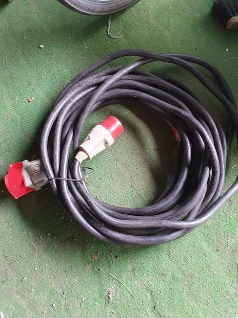 Przewody po 100 złotych