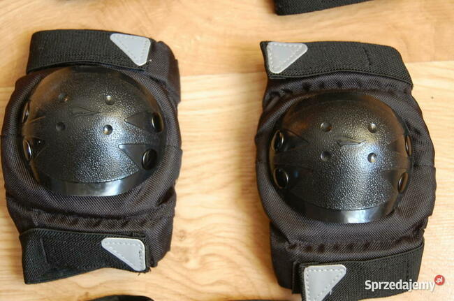 Nowe czarne z odblaskami ochraniacze dla dziecka na rolki.