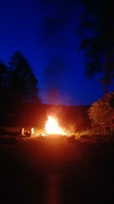 Tratwa na której mozna rozbić namiot kemping mazury nocleg