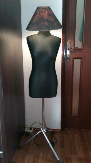 Lampa stojąca manekin