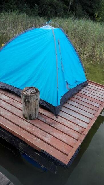 Tratwa na której mozna rozbić namiot kemping mazury nocleg