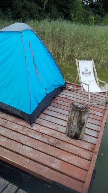 Tratwa na której mozna rozbić namiot kemping mazury nocleg