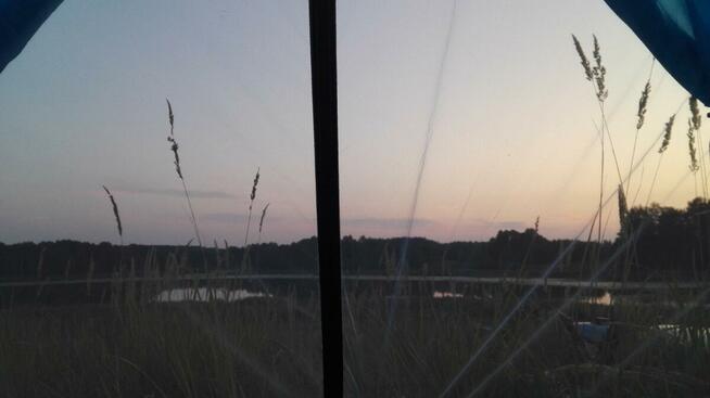 Tratwa na której mozna rozbić namiot kemping mazury nocleg