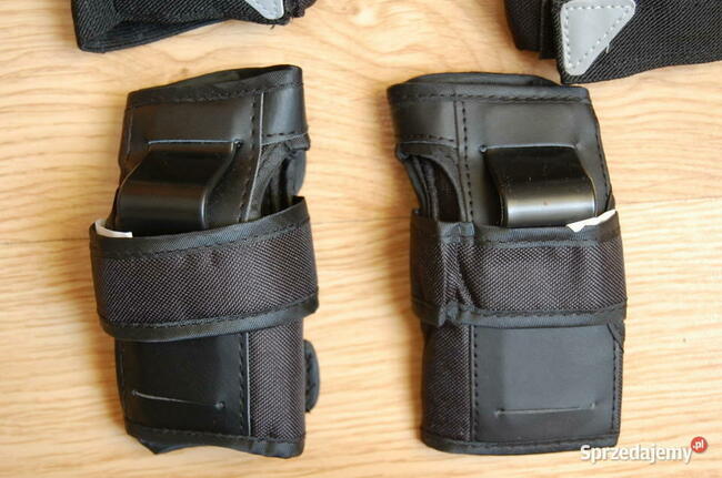 Nowe czarne z odblaskami ochraniacze dla dziecka na rolki.