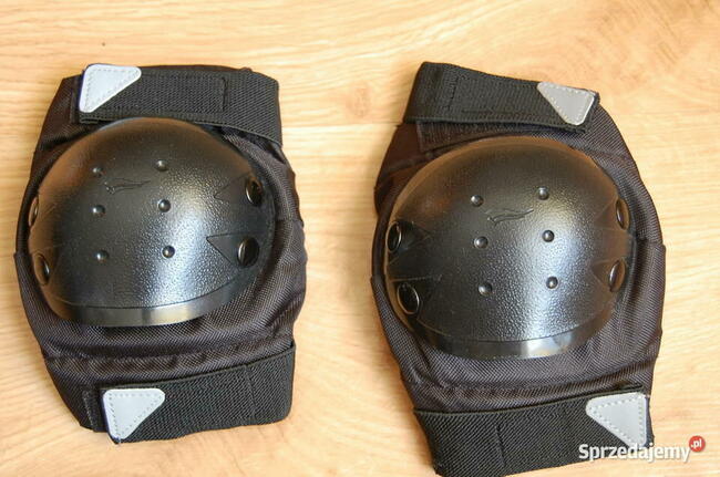 Nowe czarne z odblaskami ochraniacze dla dziecka na rolki.