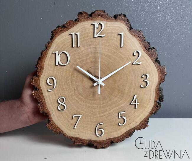 Drewniany zegar z plastra drewna, ręcznie robiony