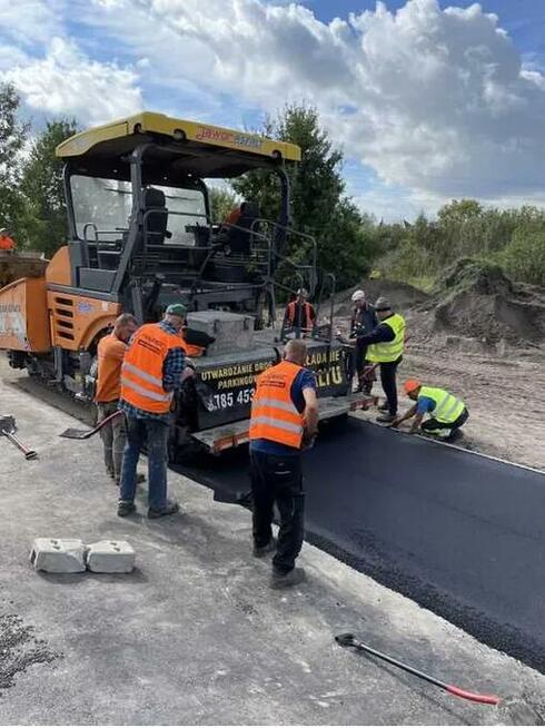 Budowa dróg, asfaltowanie, łatanie dziur, układanie asfaltu