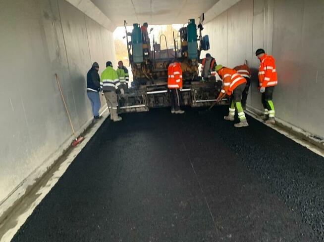 Budowa dróg, asfaltowanie, łatanie dziur, układanie asfaltu