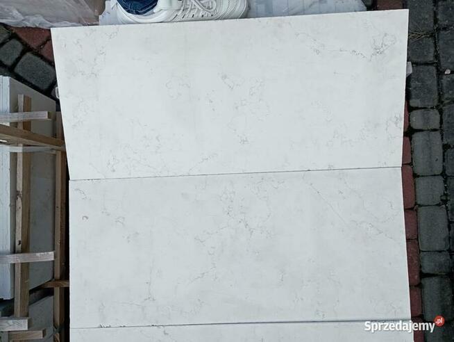 Płytki marmurowe BIANCONE pasy 2 cm szczotka szerokość 40 cm