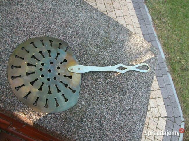 mosiężna łyżka z otworami spora