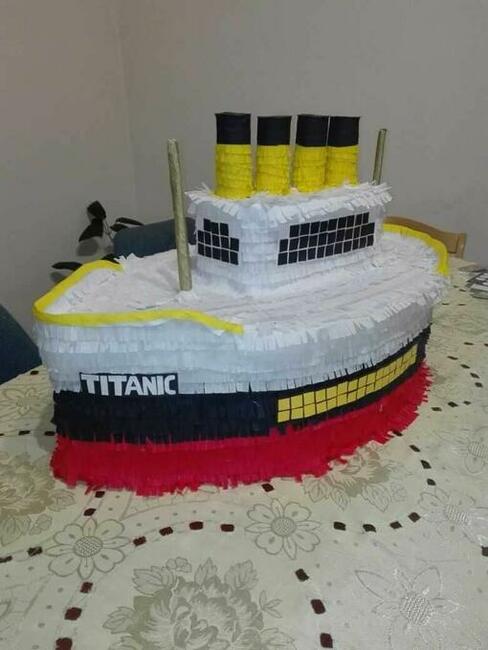 Piniata statek Titanic