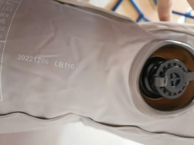 Beżowy materac dmuchany jednoosobowy INTEX 64101