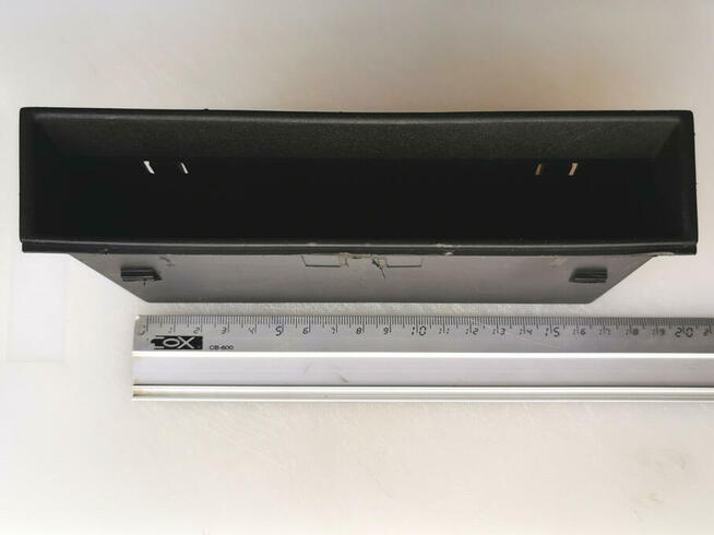 kieszeń wypełniająca wnękę na radio DIN2 z radiem DIN1