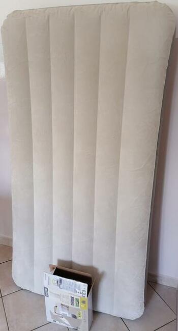 Beżowy materac dmuchany jednoosobowy INTEX 64101