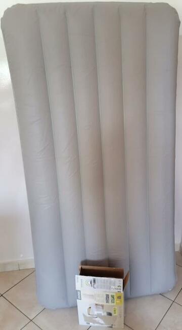 Beżowy materac dmuchany jednoosobowy INTEX 64101