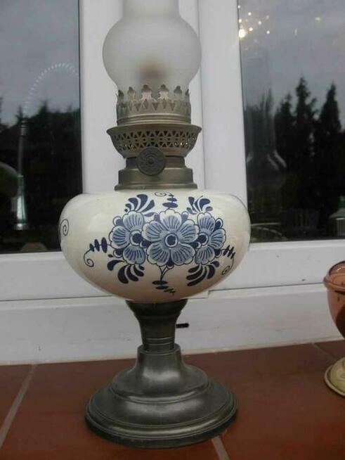 lampa naftowa z kwiatowym pojemnikiem