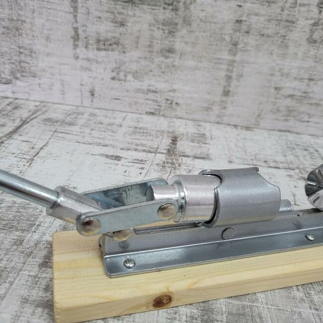 Dziadek do orzechów na podstawce mocny stalowy zilner