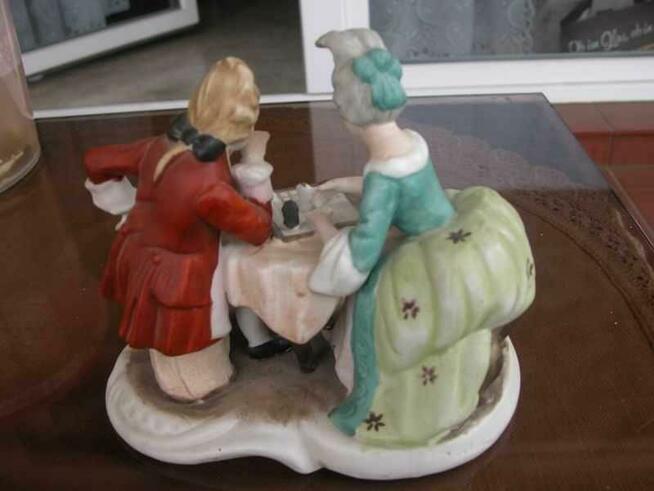 figurka parka przy stole -stylowa