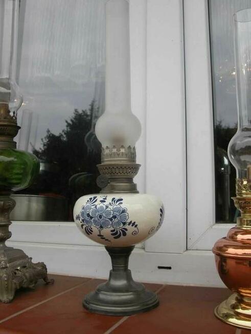 lampa naftowa z kwiatowym pojemnikiem