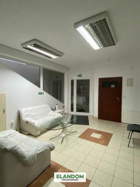 Małe biuro w centrum Józefowa z duzym parkingiem