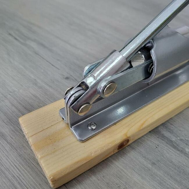 Dziadek do orzechów na podstawce mocny stalowy zilner