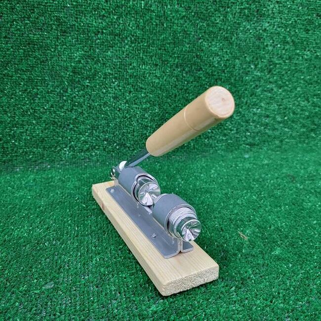 Dziadek do orzechów na podstawce mocny stalowy zilner