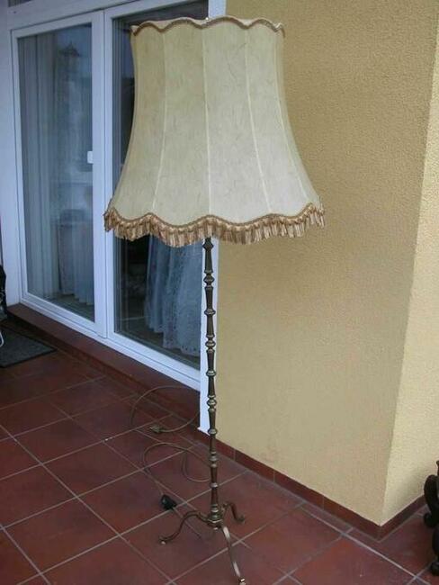 stara mosiężna lampa stojąca