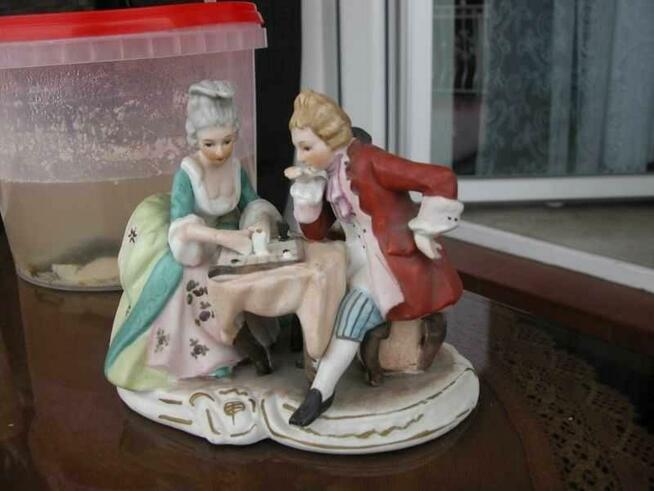 figurka parka przy stole -stylowa