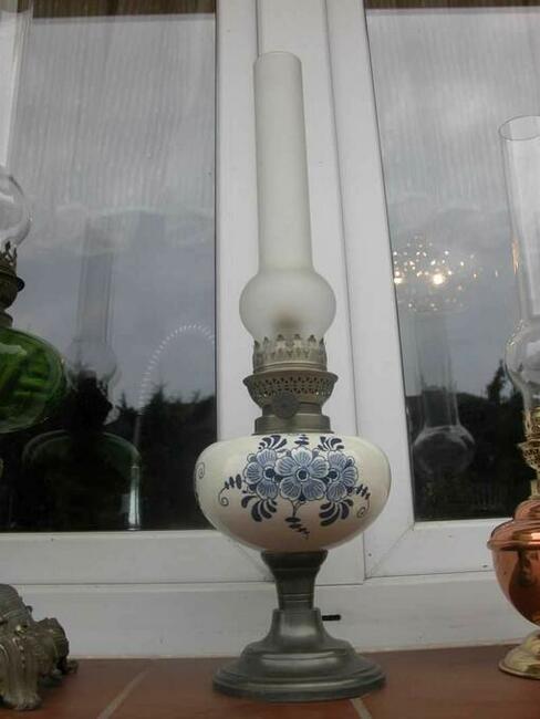 lampa naftowa z kwiatowym pojemnikiem