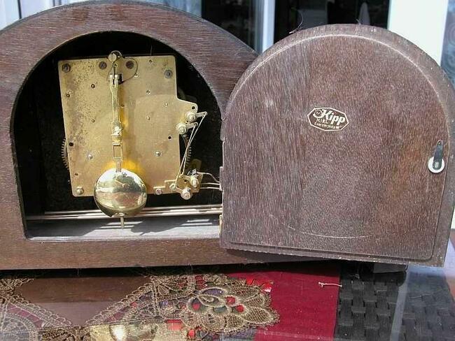 stary zegar kominkowy