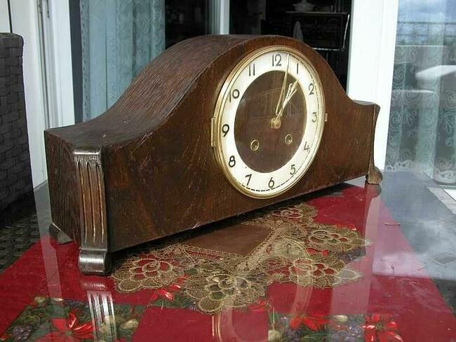 stary zegar kominkowy