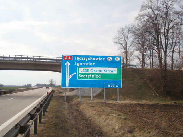 Wybetonowany, ogrodzony, oświetlony teren tuż przy A4