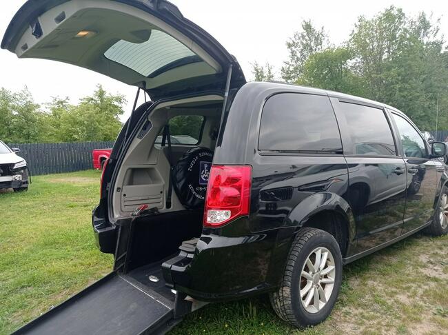 Dodge Caravan przystosowany do przewozu osoby na wózku