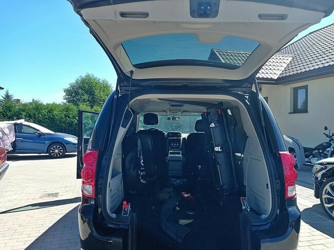 Dodge Caravan przystosowany do przewozu osoby na wózku