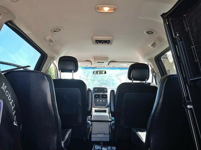 Dodge Caravan przystosowany do przewozu osoby na wózku