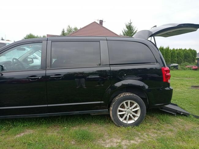 Dodge Caravan przystosowany do przewozu osoby na wózku