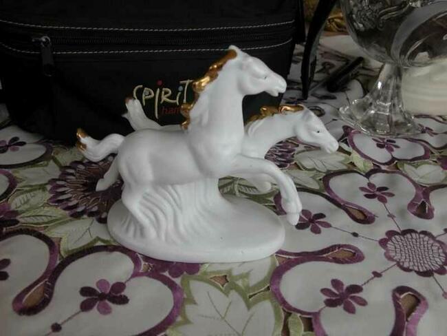 porcelanowa figurka konie