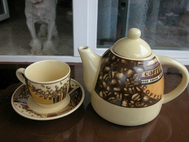 ceramiczny dzbanek i filiżanki