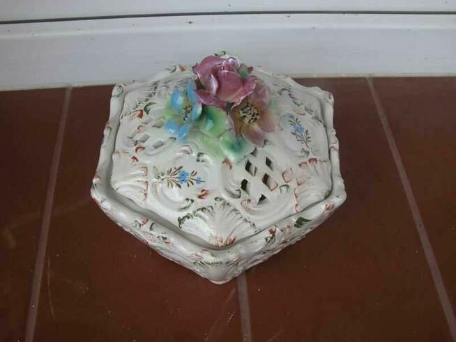 sygnowane włoskie puzdro kwiatki