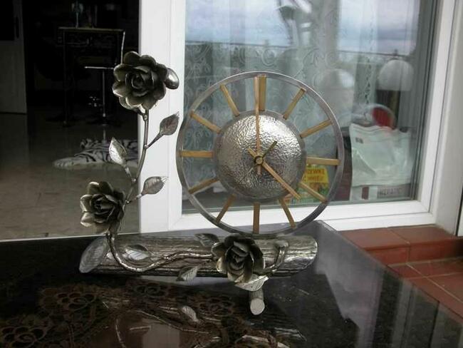 zegar metaloplastyka kwiaty