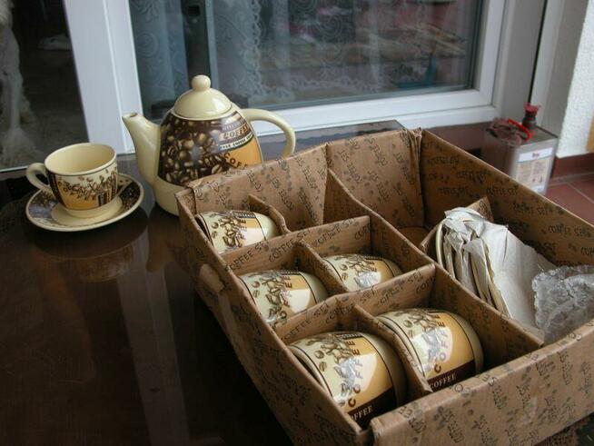 ceramiczny dzbanek i filiżanki