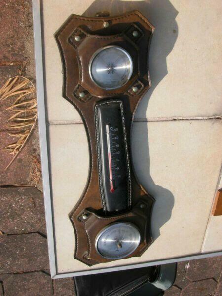 stary termometr z barometrem