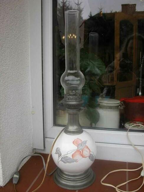 stara kolekcjonerska lampa z kwiatkiem