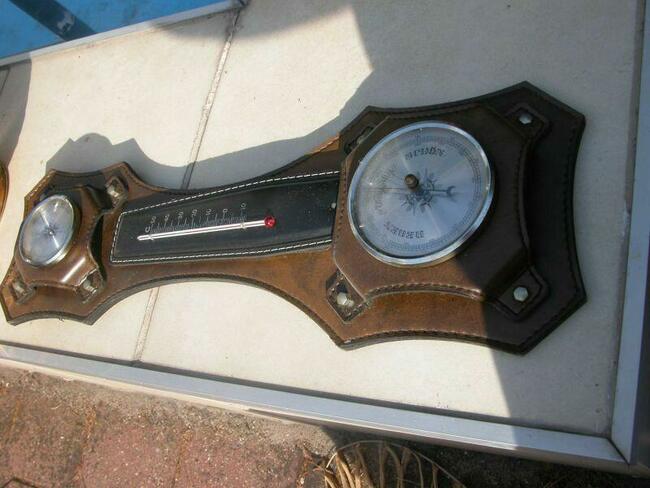 stary termometr z barometrem