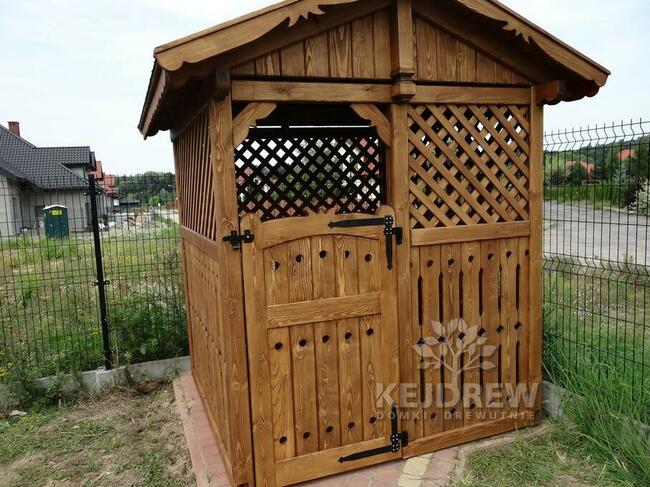 Drewniana zabudowa śmietnika śmietnik segregacja odpadów