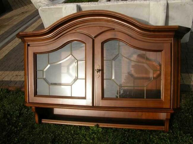 szafka z fazowanymi szybkami do zawieszenia