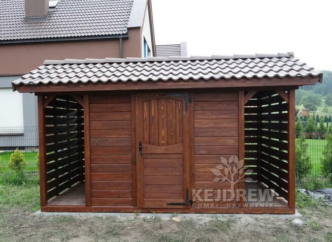 Drewniana zabudowa śmietnika śmietnik segregacja odpadów