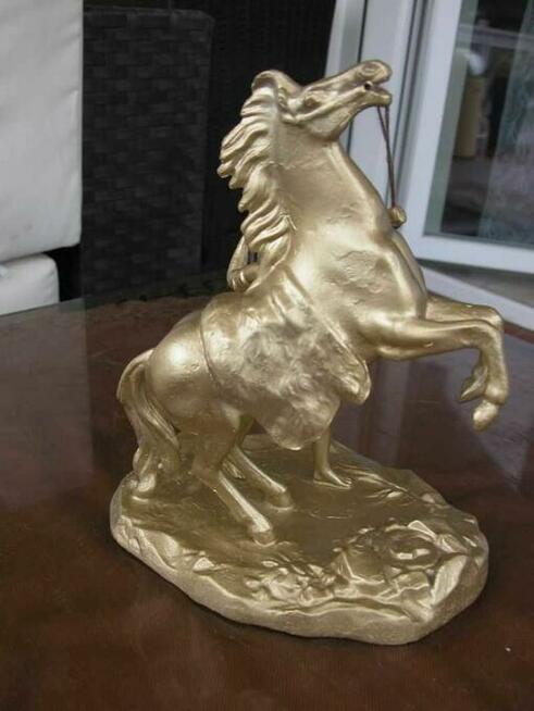 śliczna brykający figurka koń