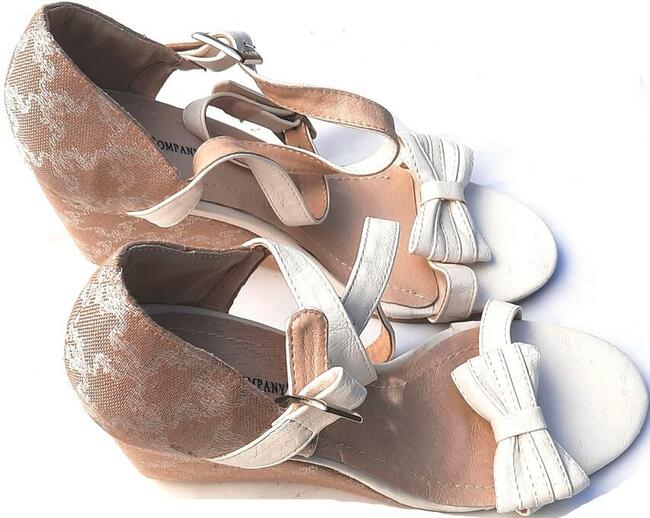 39 Sandałki na koturnie zakryta pięta 25cm Friis